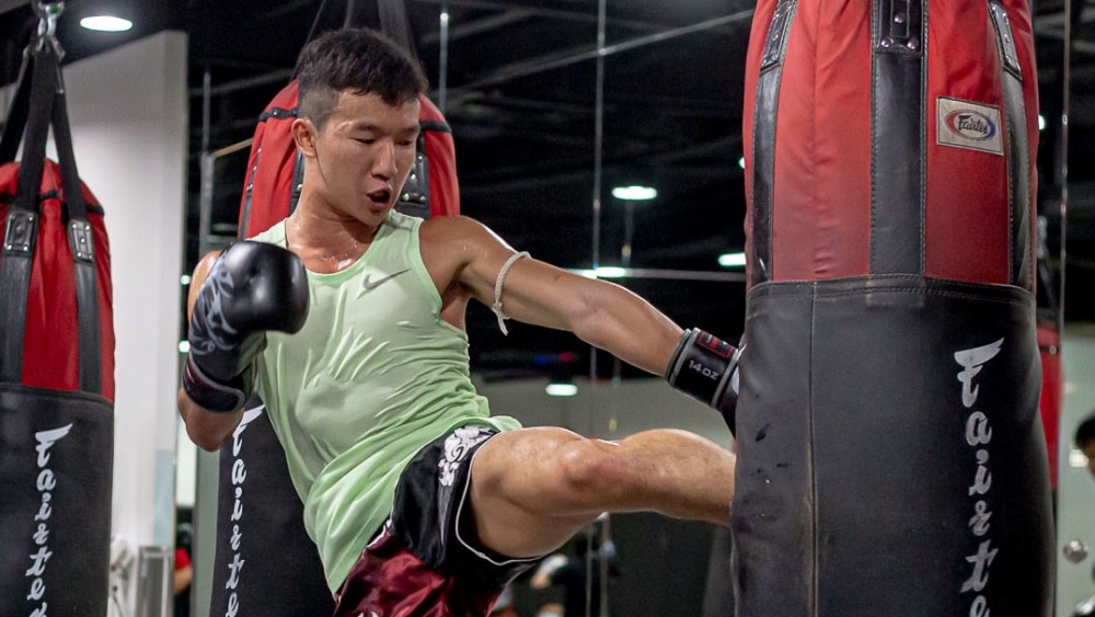 A student training in a Muay Thai class at Evolve Kinex!